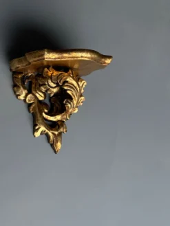 Petite console d’applique en bois sculpté et doré style Louis XV