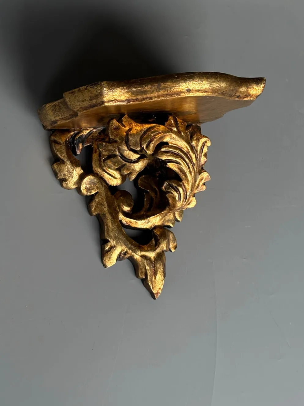 Petite console d’applique en bois sculpté et doré style Louis XV