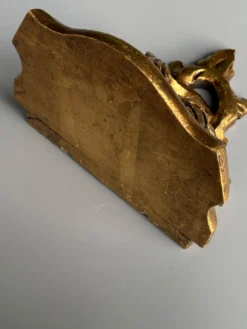 Petite console d’applique en bois sculpté et doré style Louis XV