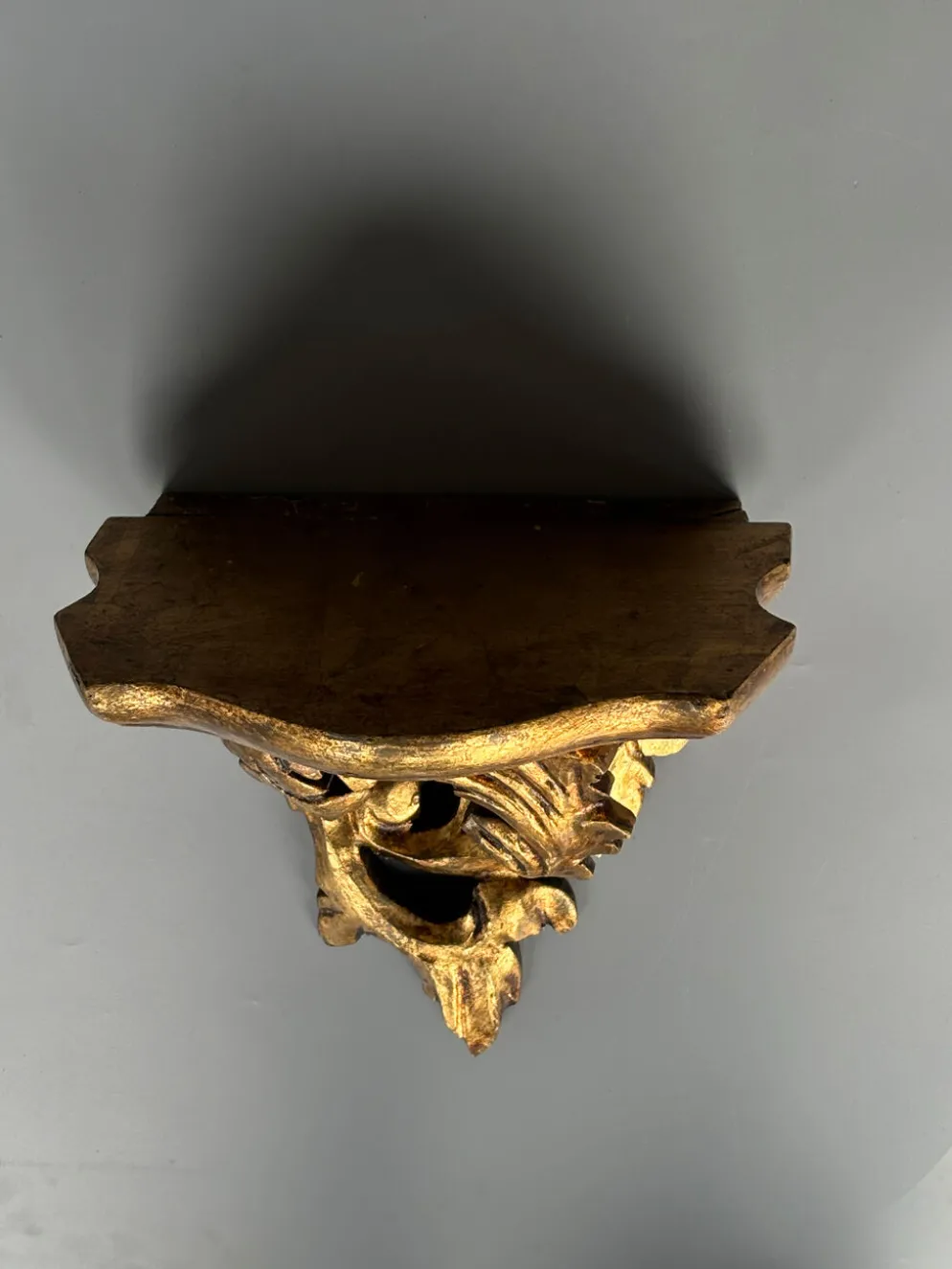 Petite console d’applique en bois sculpté et doré style Louis XV