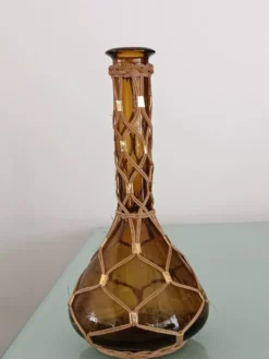 Petite dame-jeanne vintage en verre ambré et fibres tressées