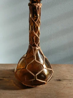 Petite dame-jeanne vintage en verre ambré et fibres tressées