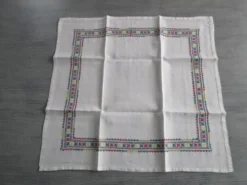 Petite nappe a thé ancienne brodée 60x60cm+6 serviettes assorties
