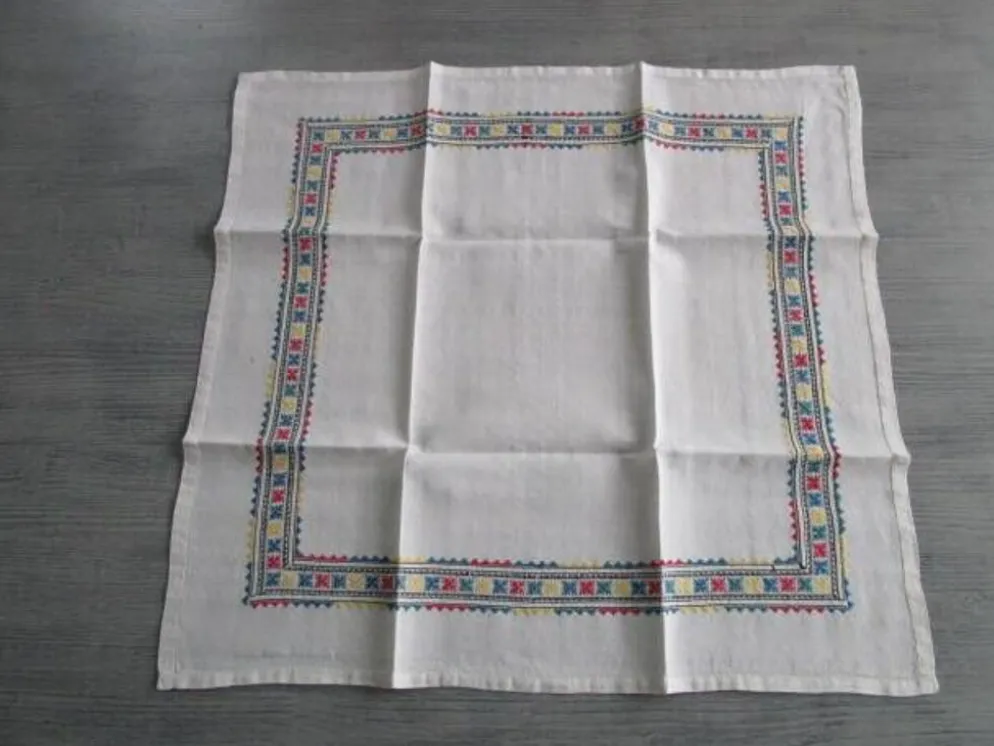 Petite nappe a thé ancienne brodée 60x60cm+6 serviettes assorties