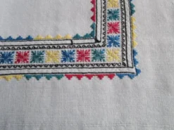 Petite nappe a thé ancienne brodée 60x60cm+6 serviettes assorties