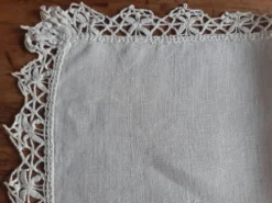 Petite nappe en fil bordée de décor au crochet fin. Années 30.