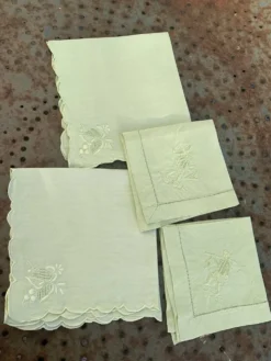 4 petites serviettes a thé, dépareillées en lin, brodées, deux avec des fleurs et deux avec pecheurs