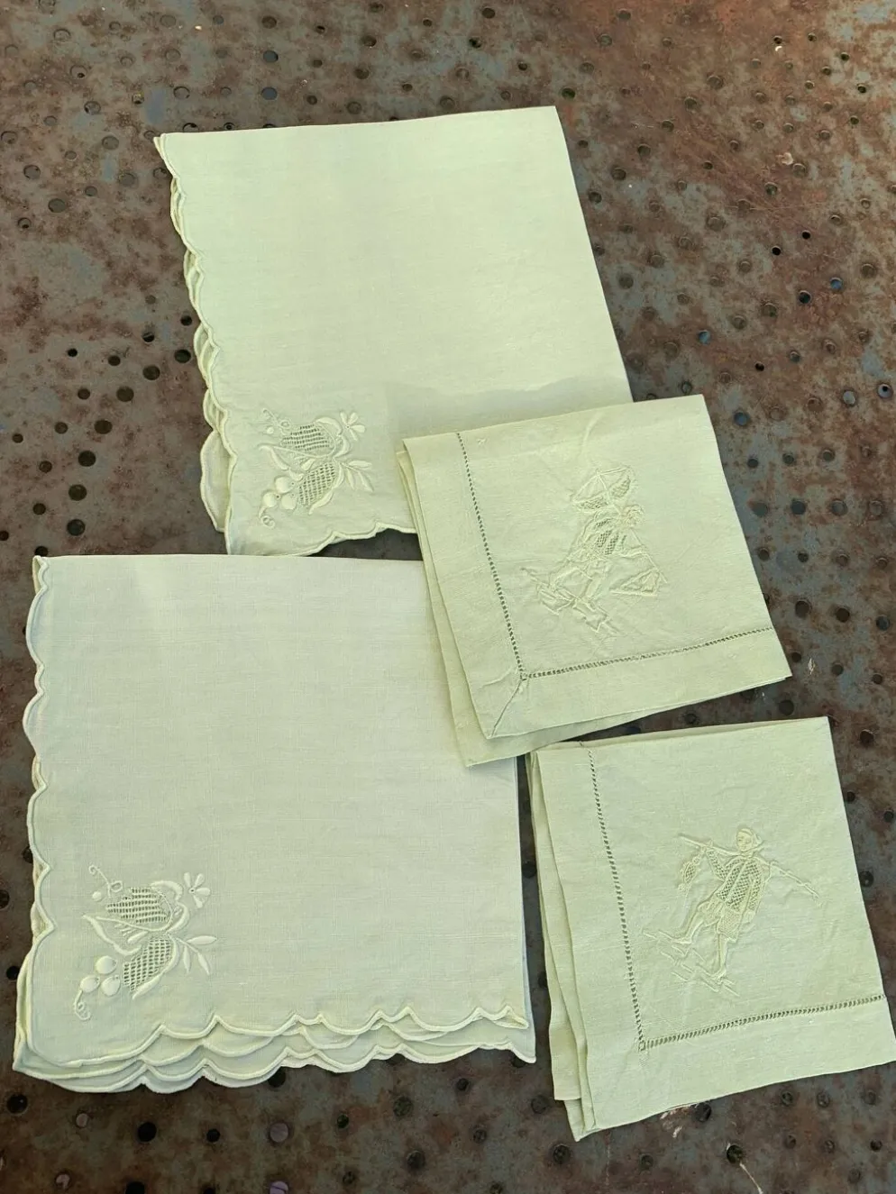 4 petites serviettes a thé, dépareillées en lin, brodées, deux avec des fleurs et deux avec pecheurs