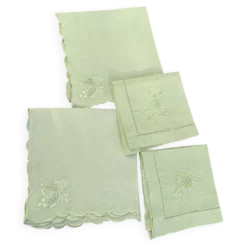 4 petites serviettes a thé, dépareillées en lin, brodées, deux avec des fleurs et deux avec pecheurs