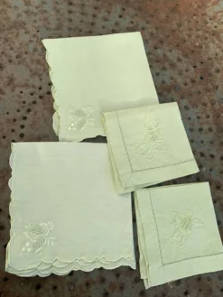 4 petites serviettes a thé, dépareillées en lin, brodées, deux avec des fleurs et deux avec pecheurs