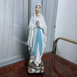 Petite statue en plâtre de la Vierge Marie