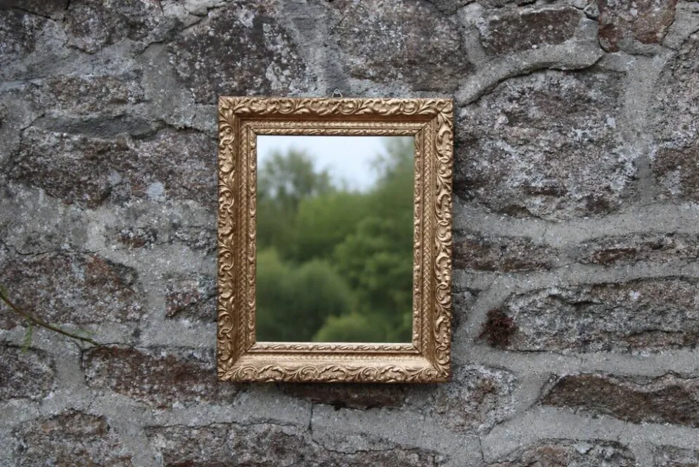 Petit miroir ancien en bois et stuc doré – style baroque – 35 × 29 cm