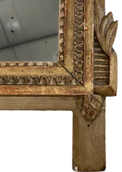 Petit miroir de dame Louis XVI en bois sculpté et doré