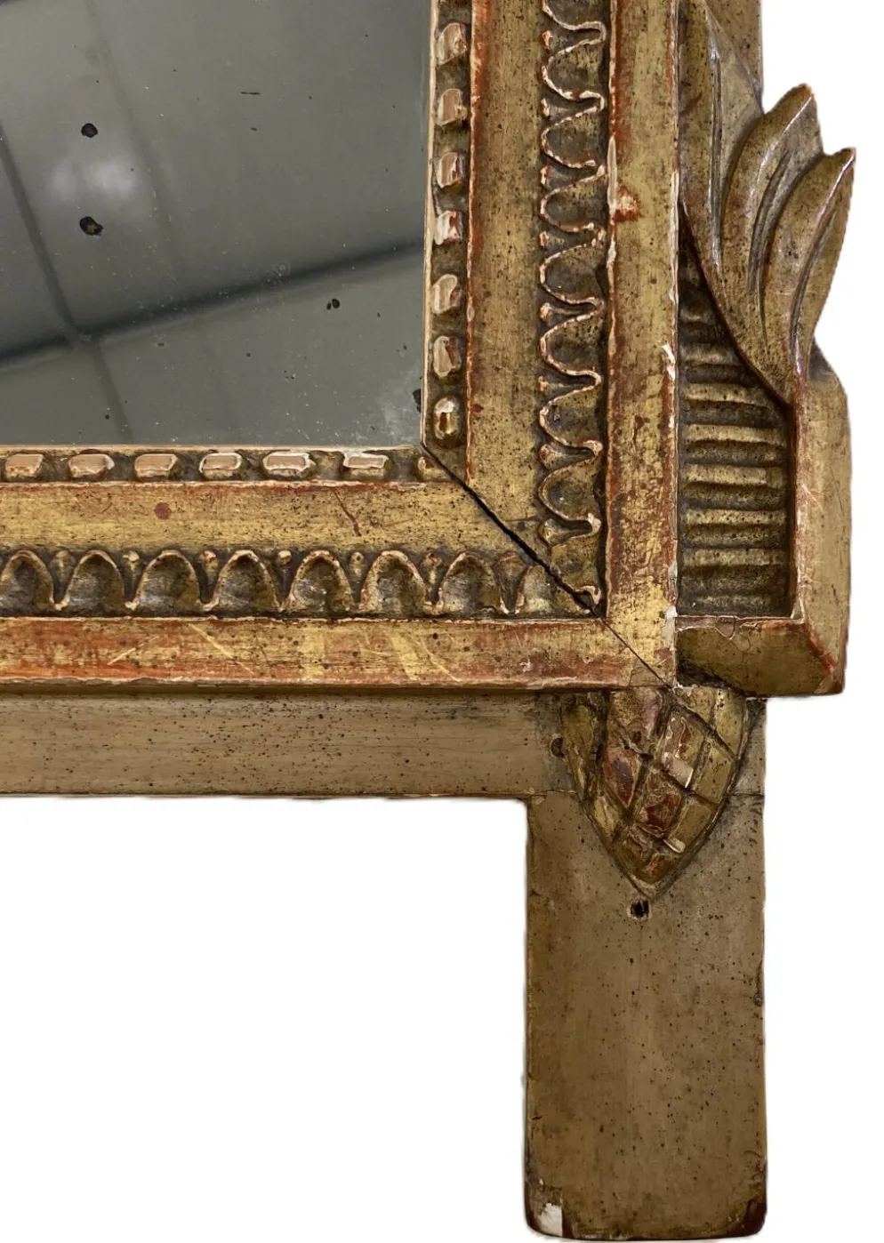 Petit miroir de dame Louis XVI en bois sculpté et doré