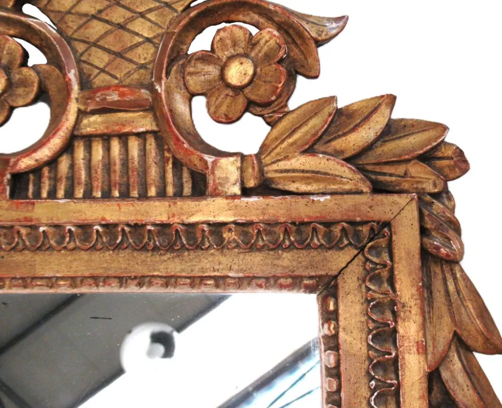 Petit miroir de dame Louis XVI en bois sculpté et doré