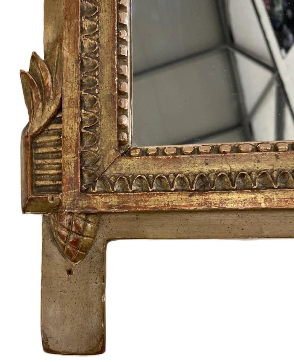 Petit miroir de dame Louis XVI en bois sculpté et doré