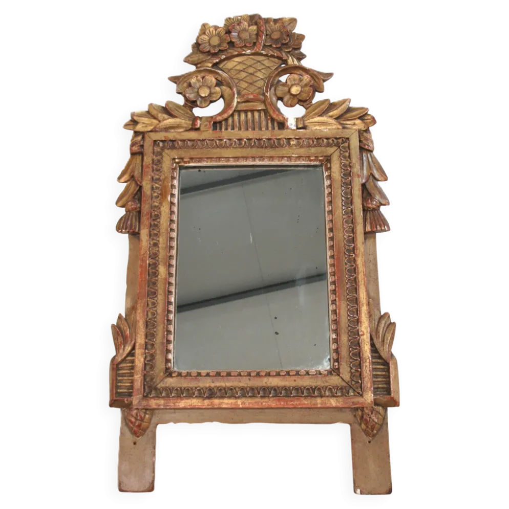 Petit miroir de dame Louis XVI en bois sculpté et doré
