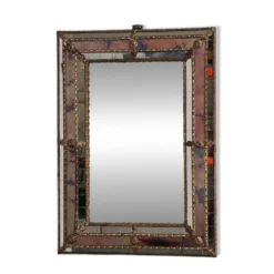 Petit miroir en laiton espagnol et mosaïque avec du verre teinté rose, années 1980.