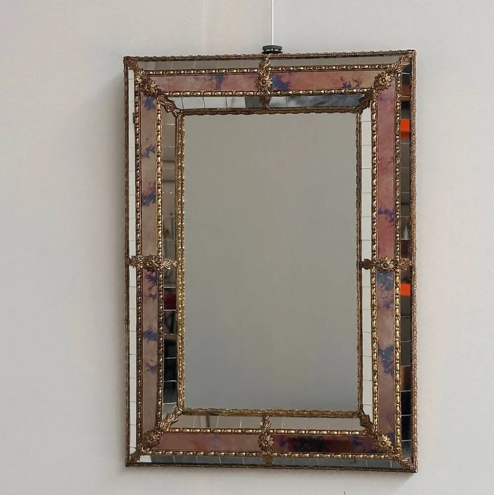 Petit miroir en laiton espagnol et mosaïque avec du verre teinté rose, années 1980.
