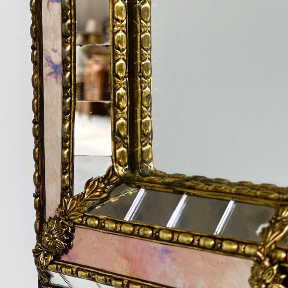 Petit miroir en laiton espagnol et mosaïque avec du verre teinté rose, années 1980.