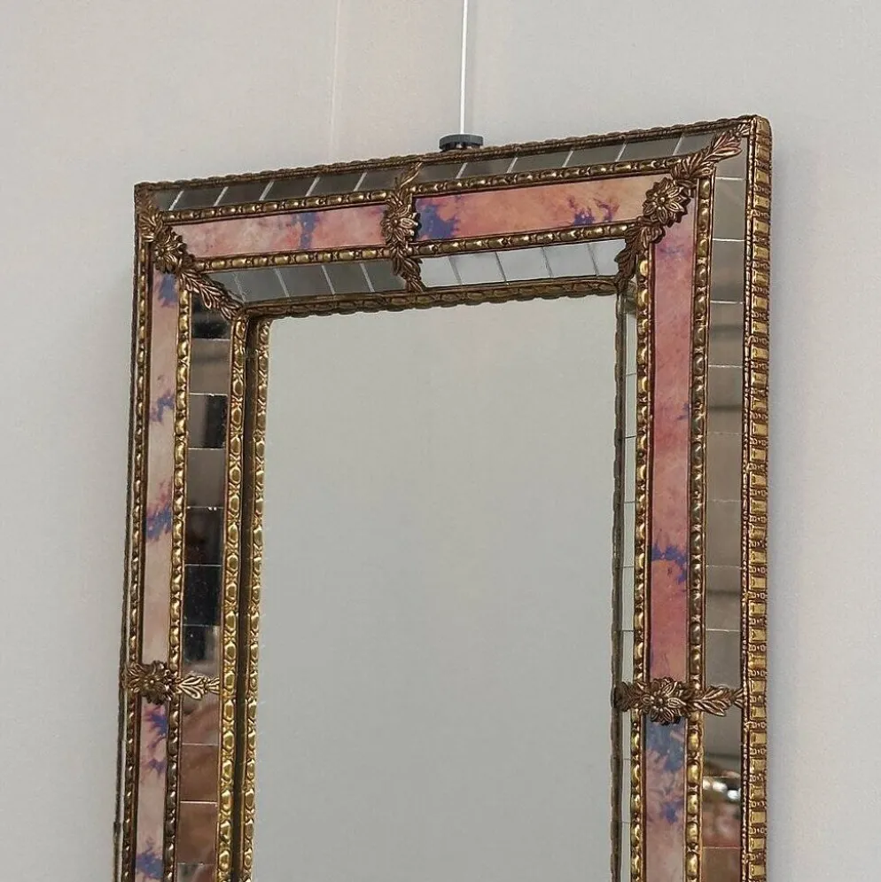 Petit miroir en laiton espagnol et mosaïque avec du verre teinté rose, années 1980.