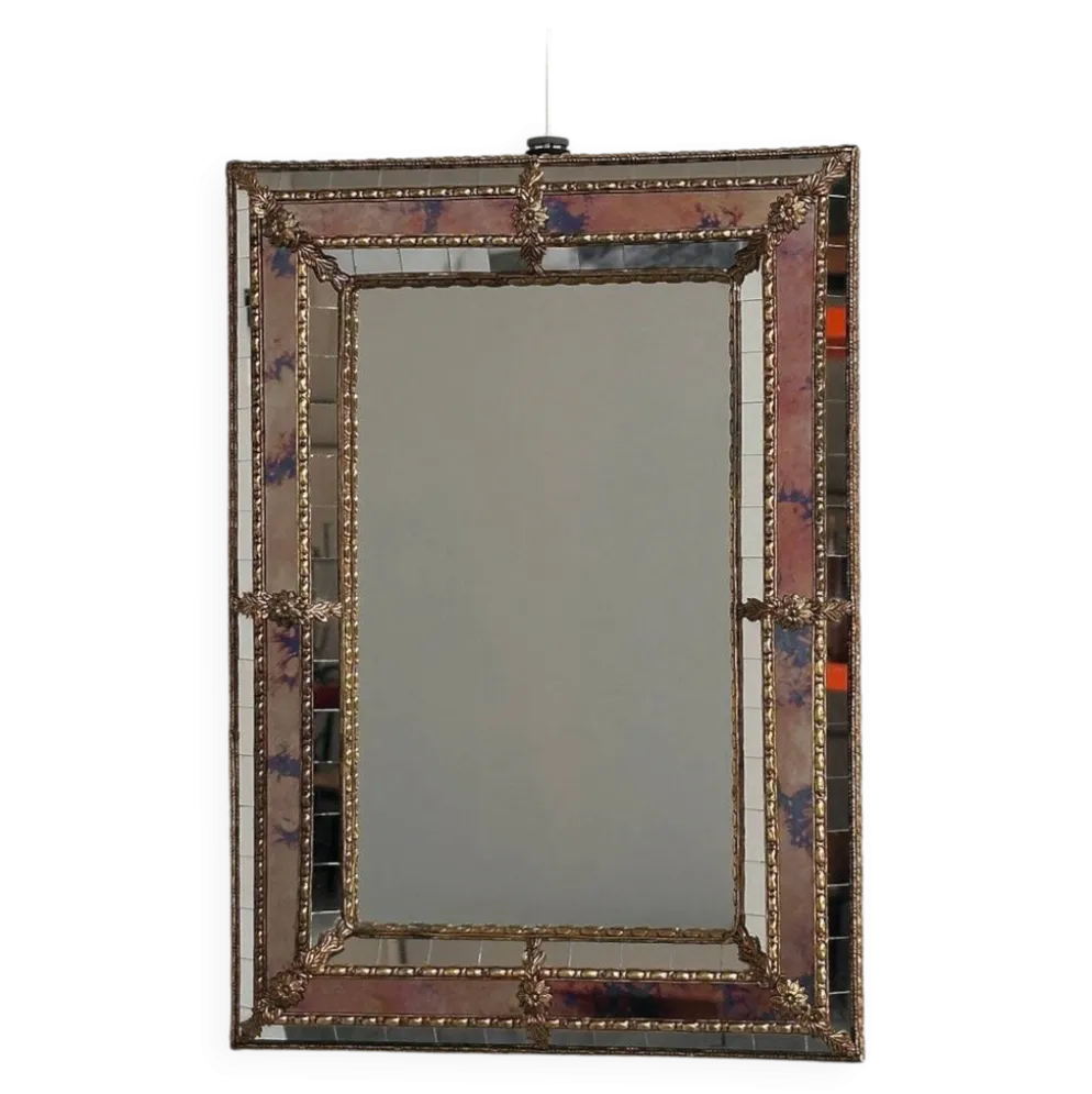 Petit miroir en laiton espagnol et mosaïque avec du verre teinté rose, années 1980.