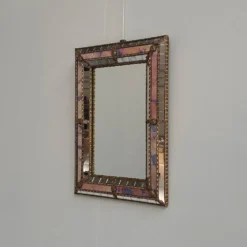 Petit miroir en laiton espagnol et mosaïque avec du verre teinté rose, années 1980.