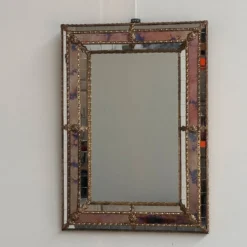 Petit miroir en laiton espagnol et mosaïque avec du verre teinté rose, années 1980.
