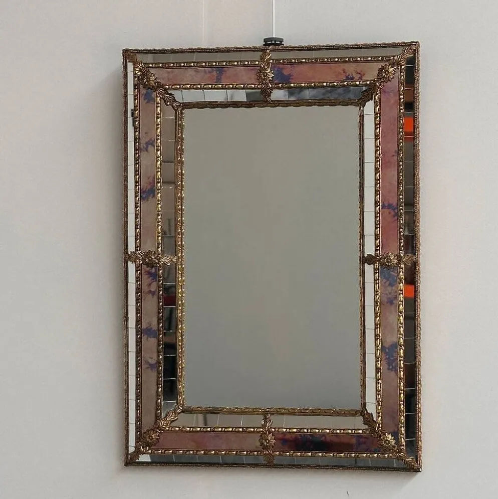 Petit miroir en laiton espagnol et mosaïque avec du verre teinté rose, années 1980.