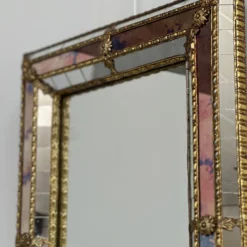 Petit miroir en laiton espagnol et mosaïque avec du verre teinté rose, années 1980.