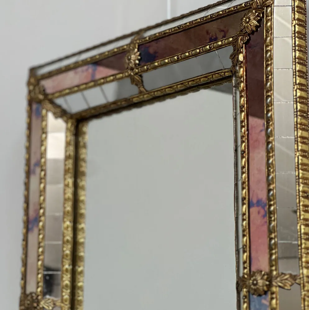 Petit miroir en laiton espagnol et mosaïque avec du verre teinté rose, années 1980.