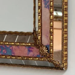 Petit miroir en laiton espagnol et mosaïque avec du verre teinté rose, années 1980.