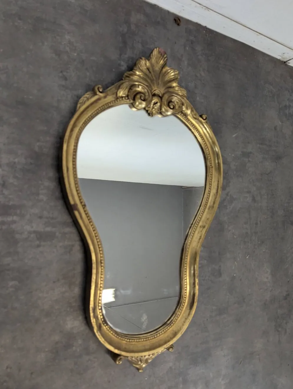 Petit miroir Louis XV en bois doré à coquille