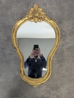 Petit miroir Louis XV en bois doré à coquille