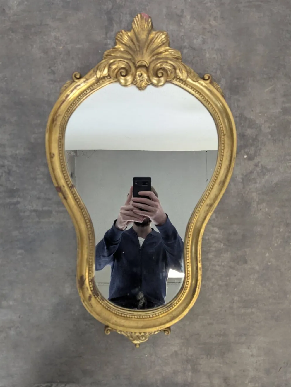 Petit miroir Louis XV en bois doré à coquille