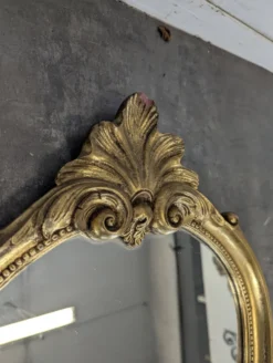 Petit miroir Louis XV en bois doré à coquille
