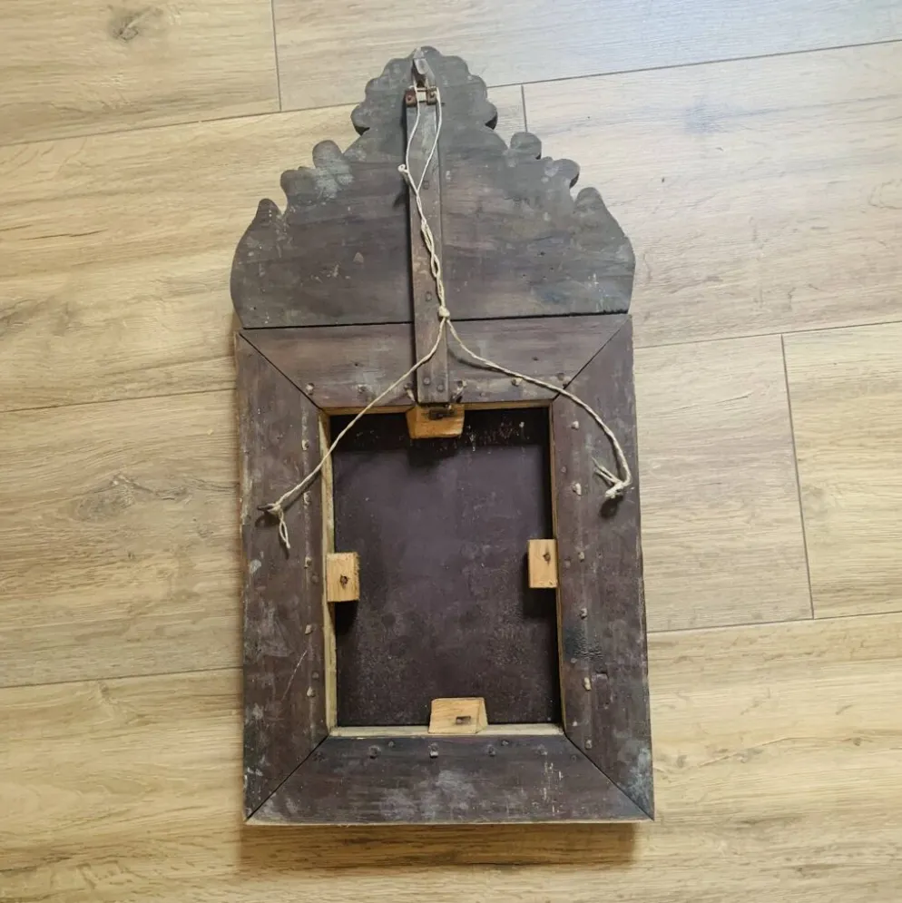 Petit miroir à parcloses en laiton repoussé