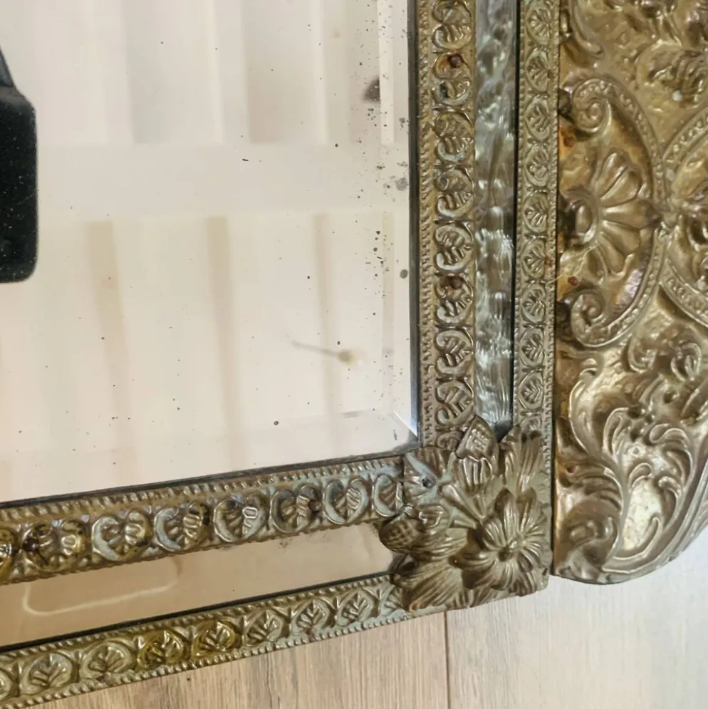 Petit miroir à parcloses en laiton repoussé