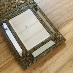 Petit miroir à parcloses en laiton repoussé