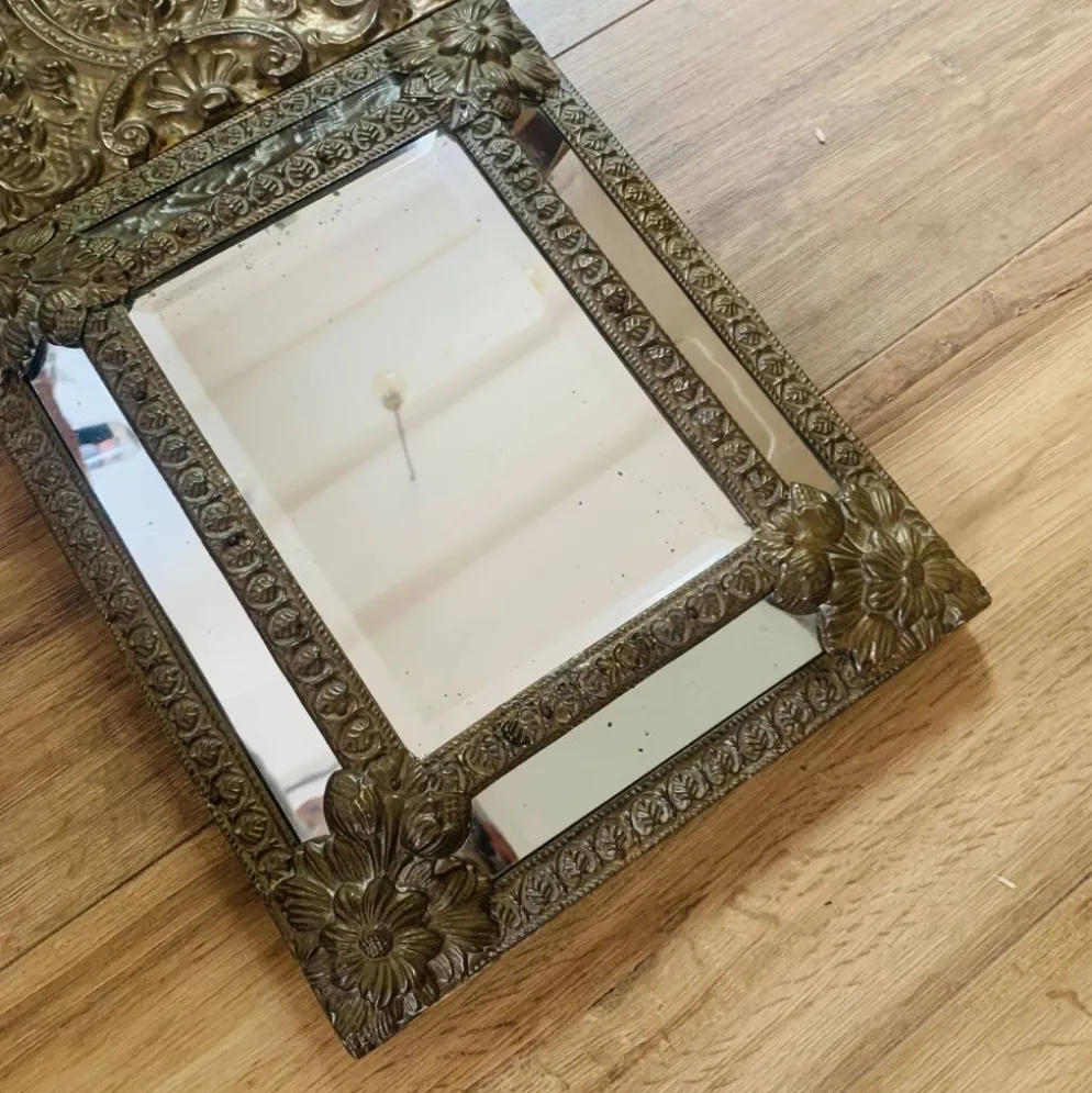 Petit miroir à parcloses en laiton repoussé
