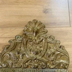 Petit miroir à parcloses en laiton repoussé