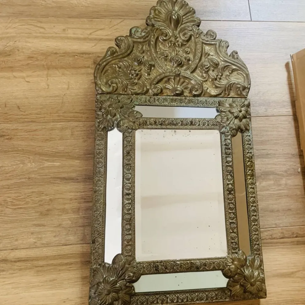 Petit miroir à parcloses en laiton repoussé