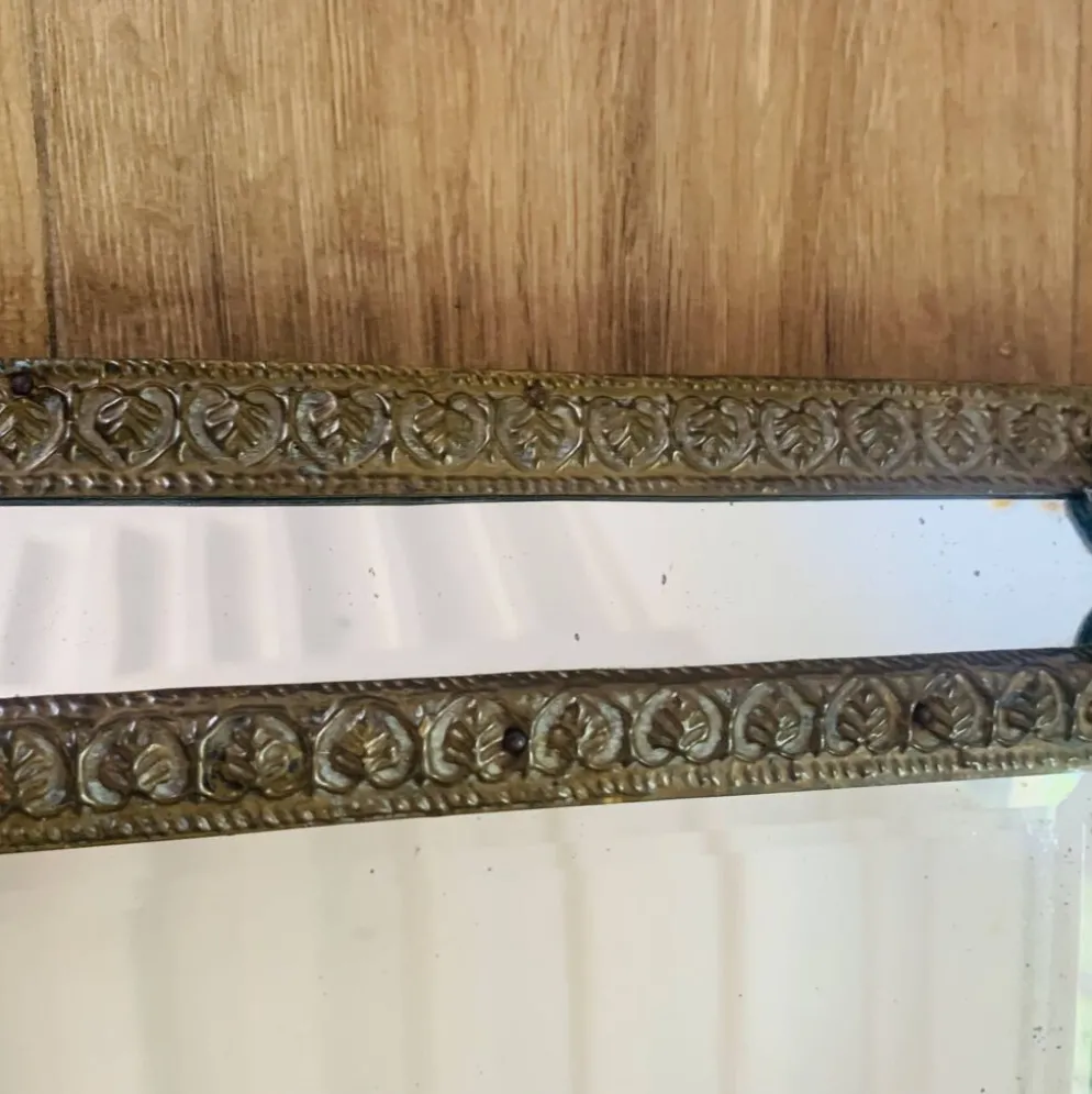 Petit miroir à parcloses en laiton repoussé