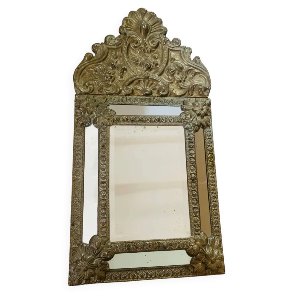 Petit miroir à parcloses en laiton repoussé