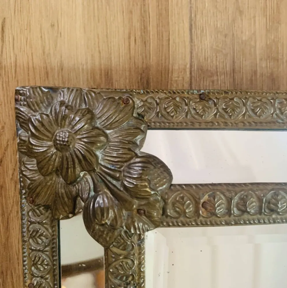 Petit miroir à parcloses en laiton repoussé