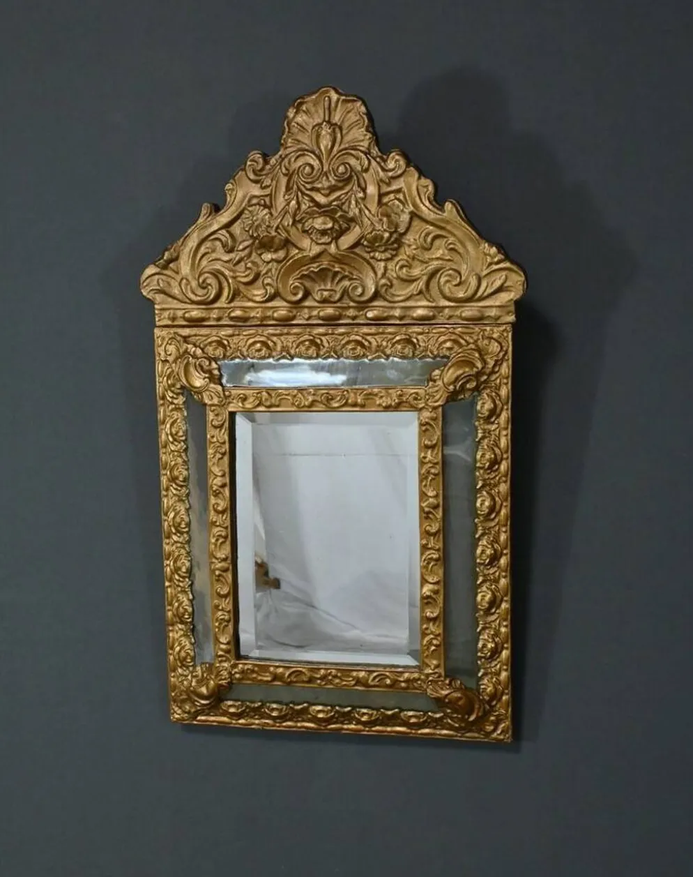 Petit Miroir à Parcloses en Laiton Repoussé – 1900