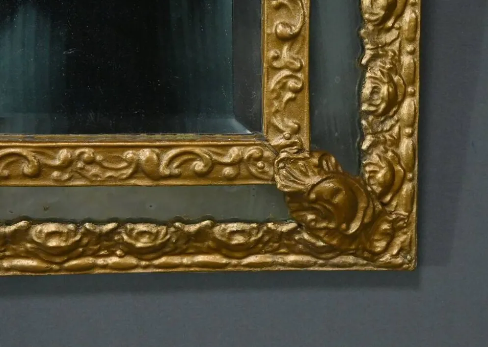 Petit Miroir à Parcloses en Laiton Repoussé – 1900
