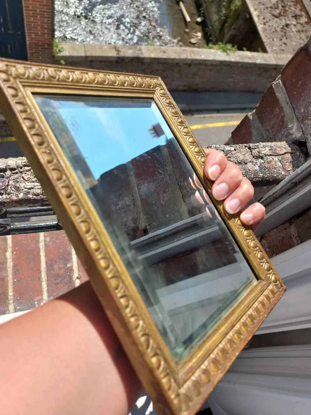 Petit miroir vintage en bois doré, verre biseauté avec chaîne