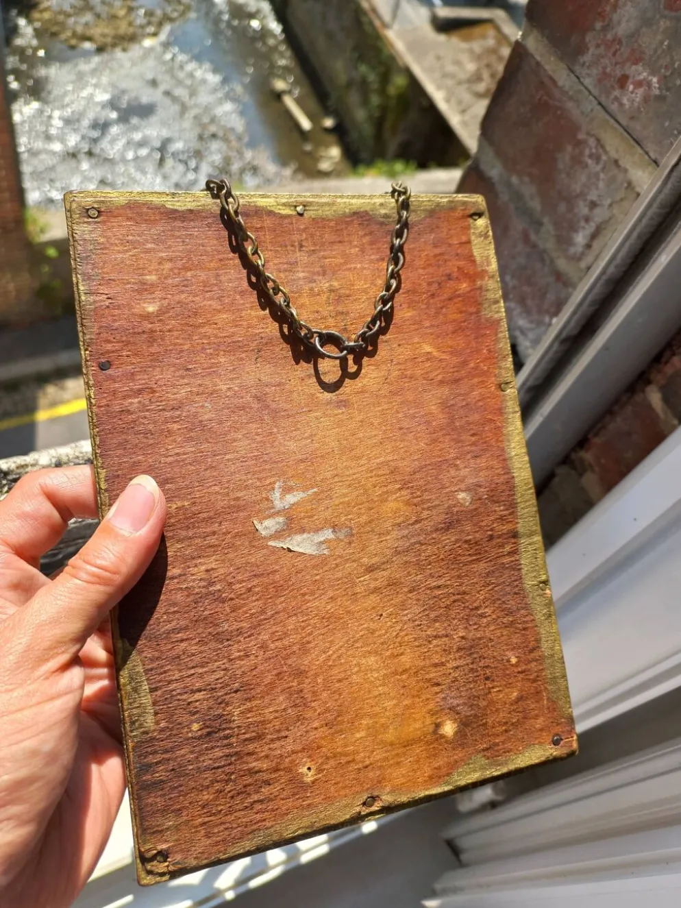 Petit miroir vintage en bois doré, verre biseauté avec chaîne