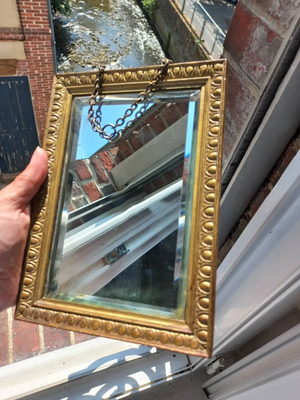 Petit miroir vintage en bois doré, verre biseauté avec chaîne